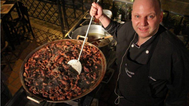 Chef Ricardo Teruchkin apresentando uma Paella negra anos atrás, em evento do Gonzales y Garcia.