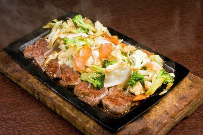 Teppanyaki de mignon, um dos pratos favoritos do Azuki, também pode ser entregue em casa. 