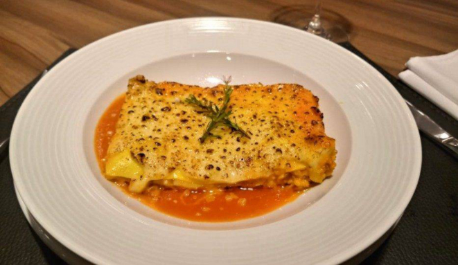 Lasagna Emiliana (massa de farinha italiana 00 recheada com ragú de carnes suína e bovina ao molho bechamel, gratinada com pomodoro).