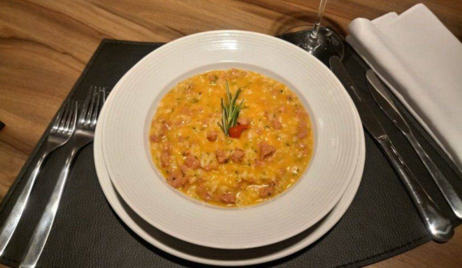 Risoto de linguiça magra (risoto de arroz carnaroli com linguiça fina pura suína magra e pomodoro basílico) - um prato delicioso, que faz parte do menu executivo.  