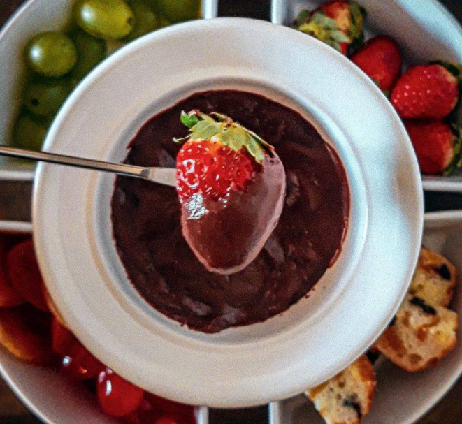 Fondue de chocolate do Empório Rosmarino - com frutas frescas e secas. 