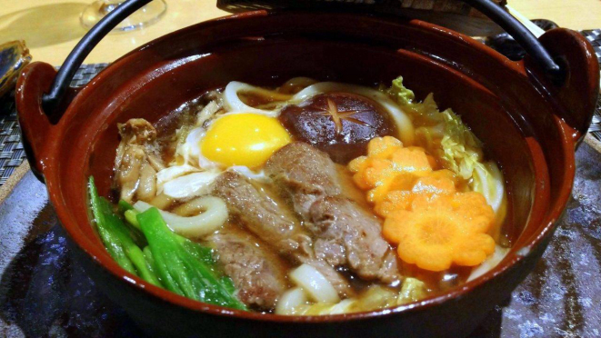 Para este dias frios, o Sukiyaki é um prato que aquece o corpo e a alma. E está também no delivery.