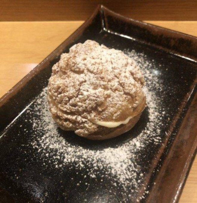 Choux cream, uma inesperada e deliciosa sobremesa francesa, com nome em inglês em restaurante japonês.