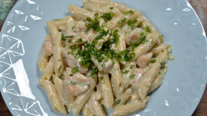 Penne con pollo e formaggio, opção de massa curta do Trattô.