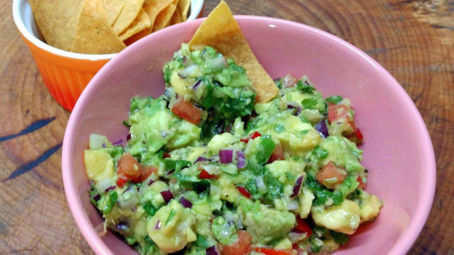 Guacamole com nachos, combinação perfeita. Pra se fazer em meia hora. 