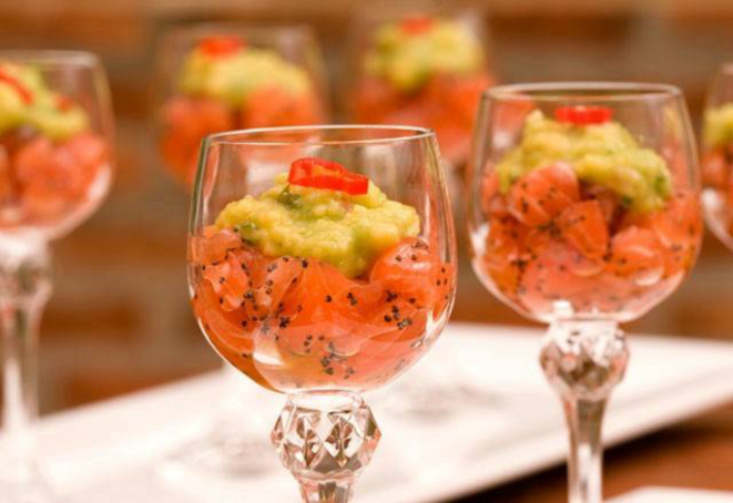 Tartare de salmão e abacate, entrada charmosa e fácil de fazer. 