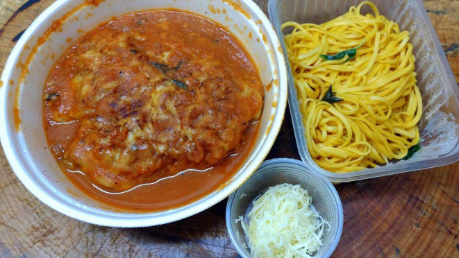 As embalagens da entrega do Parmigiana Maiali, do Limoeiro - Casa de Comidas. 