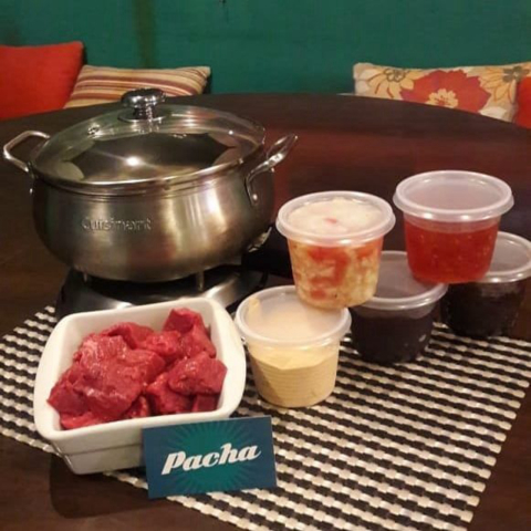 Que tal delivery de fondue para fazer em casa? Vem com panela e tudo