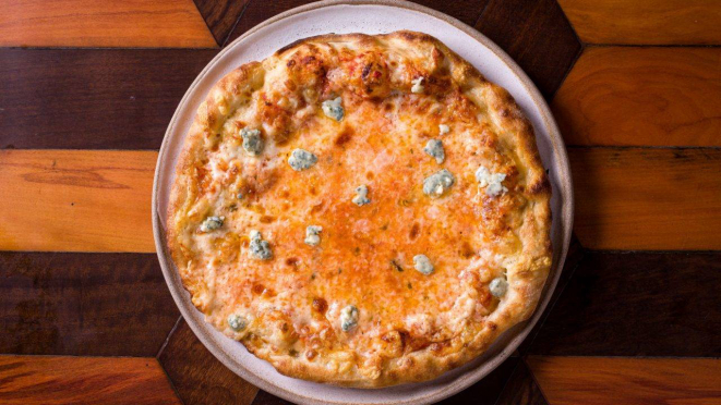 A Pizza Quatro Queijos também está na promoção das quintas: a R$ 39,90.