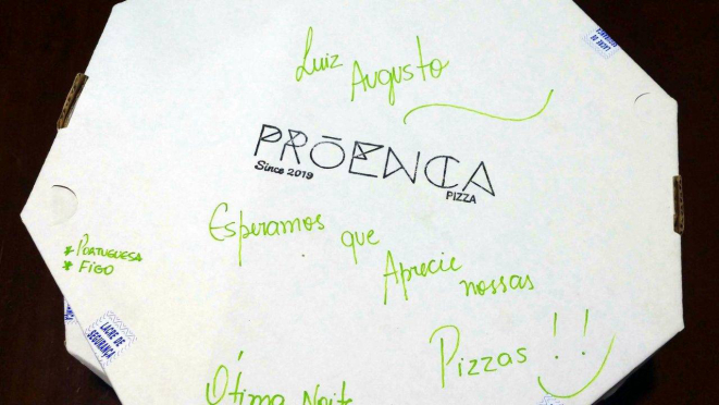 Cada pizza chega na casa do cliente com a embalagem personalizada, contendo os sabores e uma mensagem especial. 