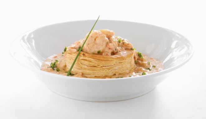 Vol-au-Vent de pescada amarela e camarões, ao molho cremoso de tomate.