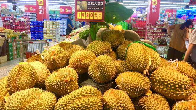 Durian é uma fruta exótica descrita como macia e soculenta. Proibida para consumo em lugares fechados pelo seu odor quase repulsivo.  Entretanto, entre os chineses está na lista das queridinhas.