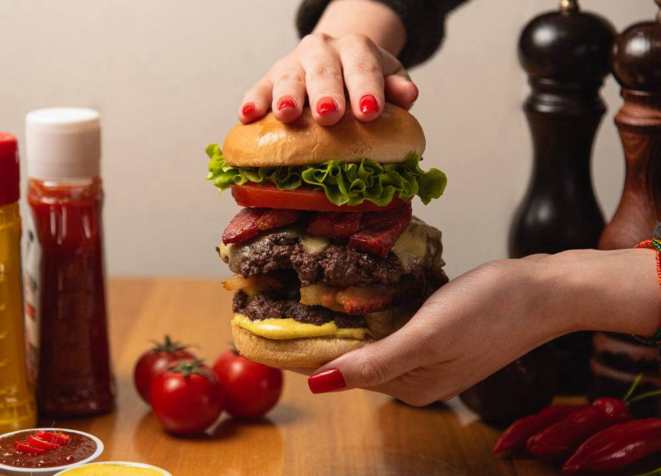 O Benezão, um super-sanduíche, com 300g de carne e acompanhamentos. 