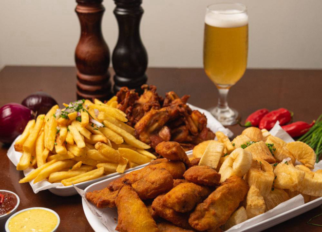 Picada branca, porção de 2kg, com quatro sabores: fritas, frango, tilápia e aipim.