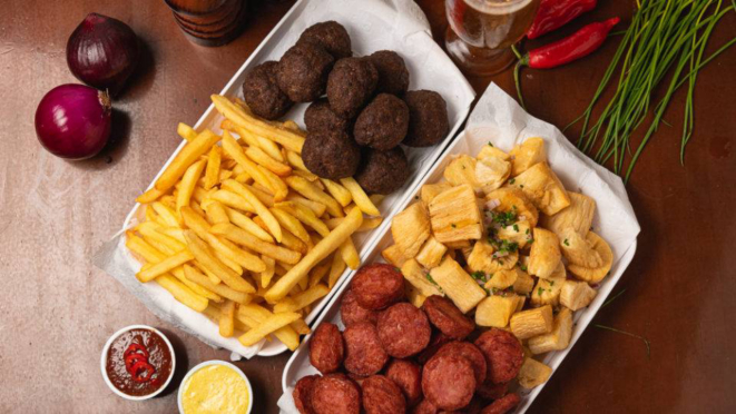 Picada vermelha: porção de 2 kg, com fritas, bolinho de carne, calabresa e aipim. 