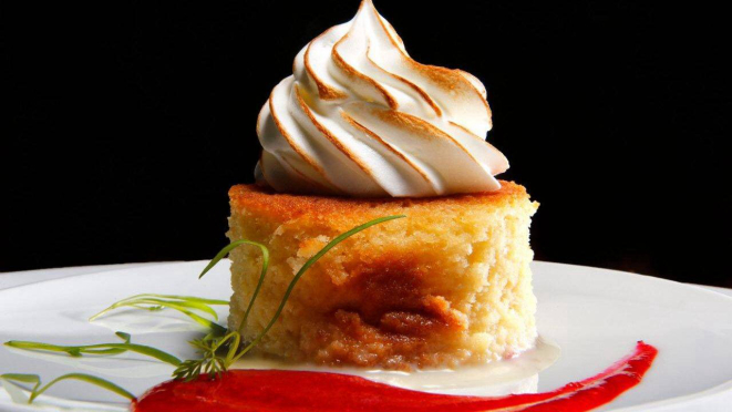 O Bolo tres leches, de origem colombiana, está de volta ao menu de sobremesas do Vindouro. 