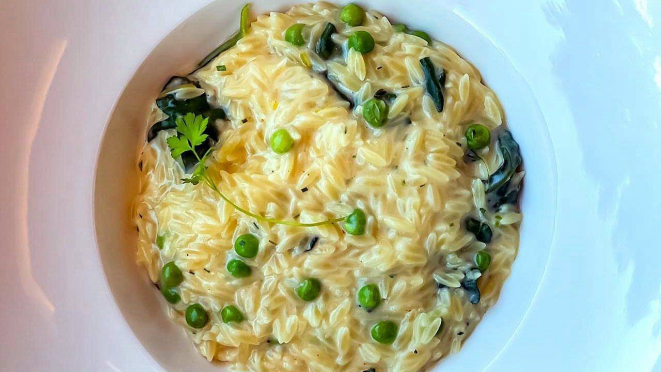 Orzo de limão cremoso e ervilha, do cardápio de delivery do Grés. 