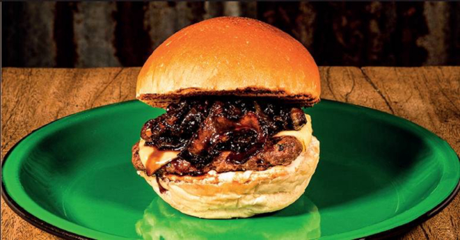 Jack Daniel´s burguer, famoso hambúrguer na cidade, agora também está no cardápio da casa. 