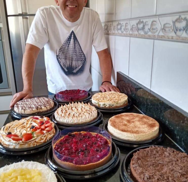 Marcelo Massao Fujiyosshi e suas nove tortas. Sucesso total de vendas. 