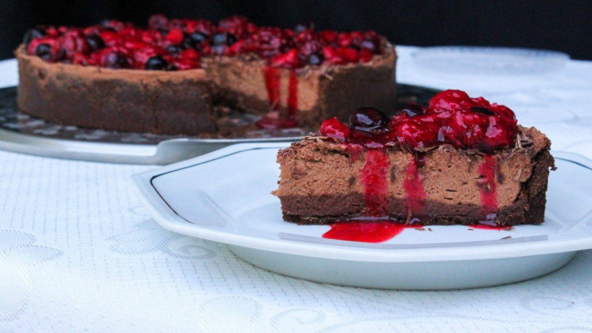 Mousse de chocolate com calda de frutas vermelhas.