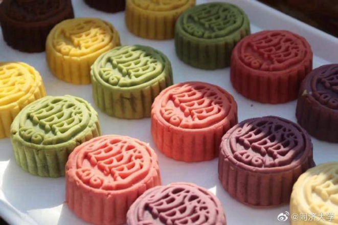 "Moon cakes" são bolinhos prensados densos com sabor rico, recheado com ingredientes tradicionais e modernos.