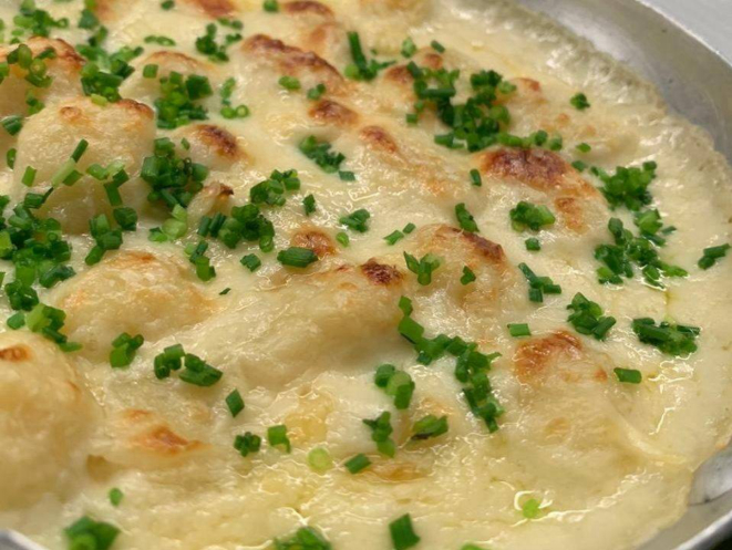 Gnocchi de queijo brie gratinado. Delicado, como a massa e o brie exigem. 