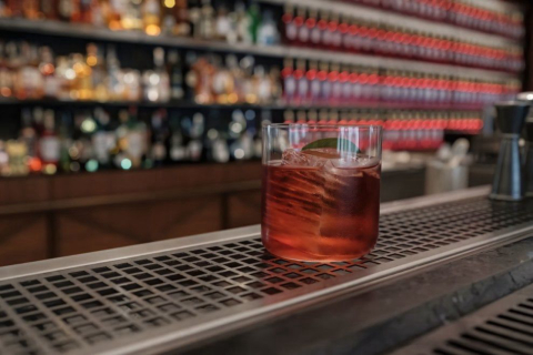 Bar em Milão comemora a nova normalidade com drink à base de Campari e mezcal