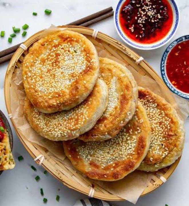 Pra hoje, pães recheados crocantes com carne bovina, cebolinha e pimenta de Sichuan.