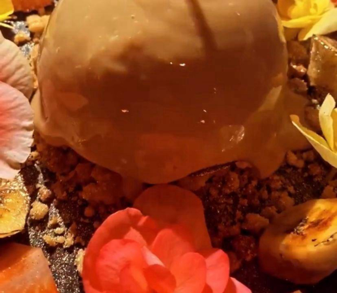 Golden Banoffee, a esfera recheada de doce de leite, chantilly de canela e banana brûllée.