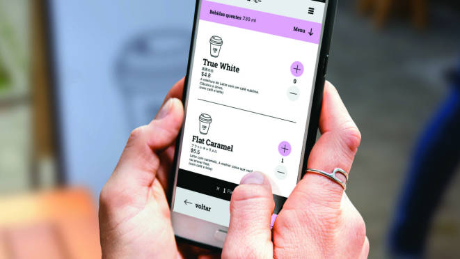  O uso da tecnologia faz parte da experiência do The Coffee. O cliente faz o pedido pelo tablet ou pelo aplicativo no próprio celular.