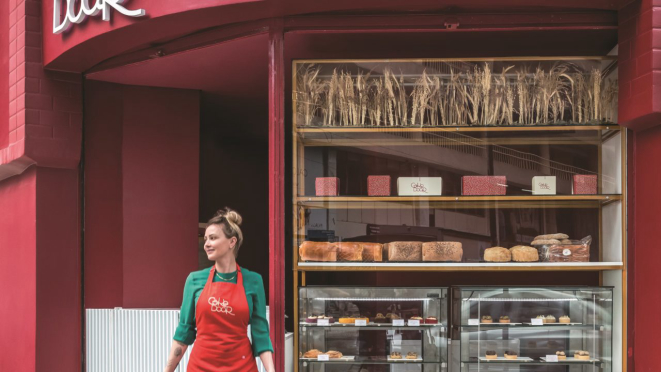  Como supõe o nome, a Cake Door é uma confeitaria e padaria express. São 30 m², mas apenas para cozinha e vitrine: o atendimento é feito na calçada.