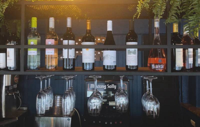 O Wine bar já está funcionando na unidade Batel do Mustang Sally. Com boas sugestões para o happy hour.