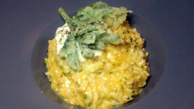 Risoto de camarão, stracciatella e tempura de espinafre, saborosa combinação de sabores. 