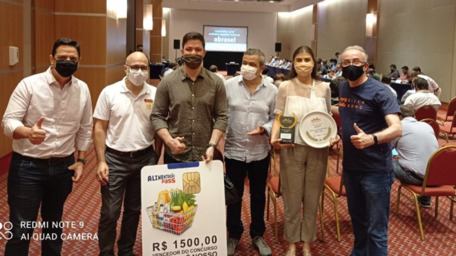 Daniel Massara (ao centro) e Tamyres Moro Abib, do restaurante Tomilho, com representantes da Abrasel Paraná e da Gold Food Service durante a premiação. 