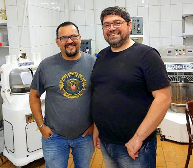 Luiz Vanderlei Nunes e Paulino da Costa na cozinha do Pedra Lagosta ainda tem obras. O primeiro toma conta do salão, o outro da cozinha. 