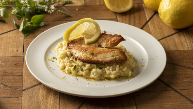 Tilápia na manteiga de limão com risoto cremoso de limão-siciliano e alho-poró, uma das opções do Limoeiro Casa de Comidas.