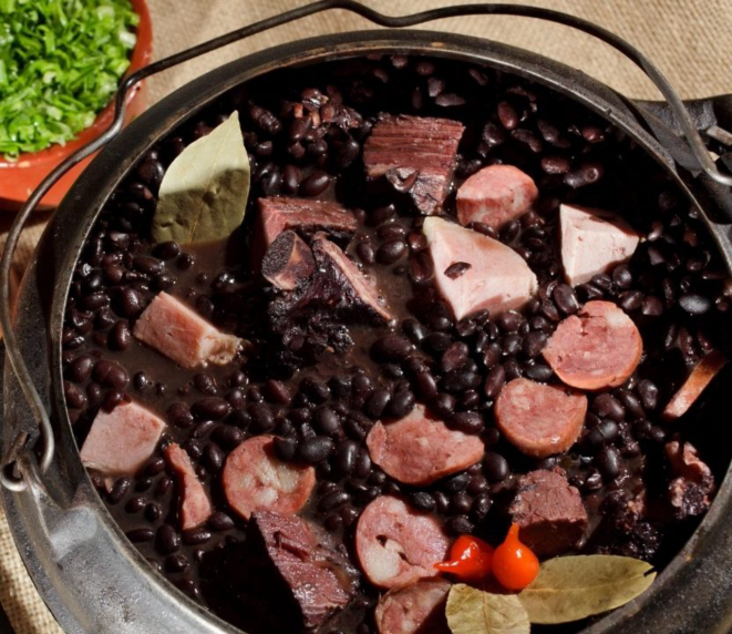 A Feijoada texana tem cortes de brisket e costelinha suína, além de embutidos. 