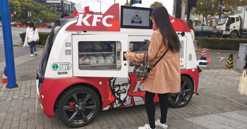 KFC e Pizza Hut, nas ruas, sobre rodas, sem motoristas ou atendentes