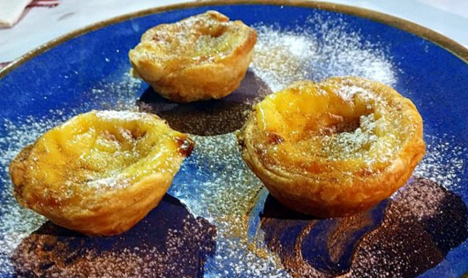 Pastéis de nata, sobremesa indispensável em uma mesa portuguesa. 