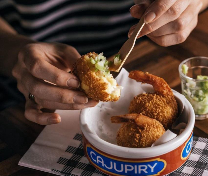 Coxinha de camarão com cajupiry, entrada que já faz sucesso no MiuQ.