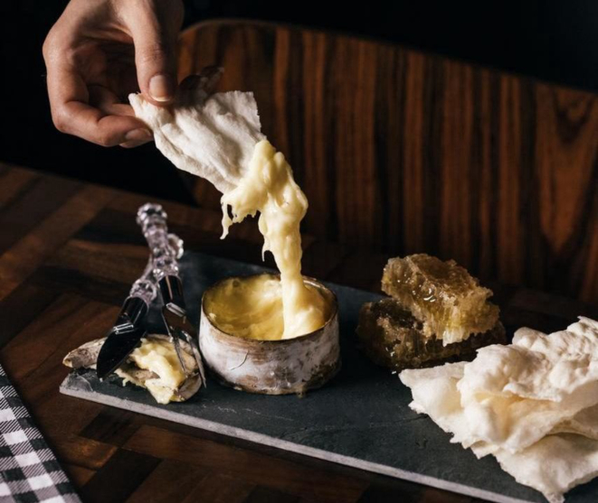 Queijo Morro Azul, biscoito de polvilho &amp; favo de mel. 