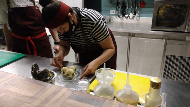 Os pratos do MiuQ são preparados e finalizados à frente dos clientes que ficam no balcão. 