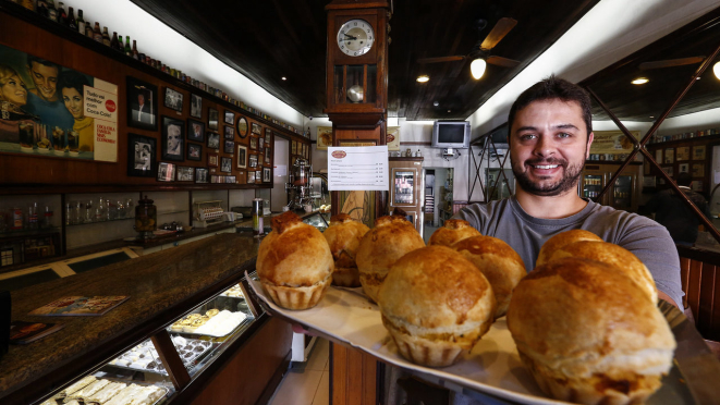 Guilherme, com as tradicionais empadas criadas pelo seu bisavô.