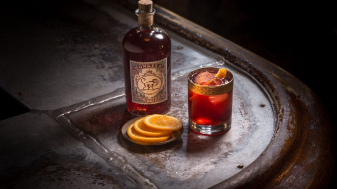 O clássico Negroni é uma das sugestões de drinques utilizando o Monkey 47 Sloe Gin. 