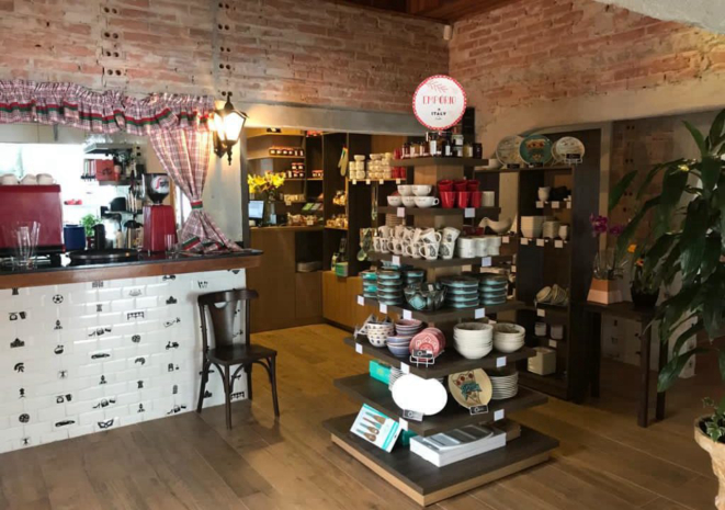 No hall de entrada do novo Italy Caffé há um espaço de bazar, com louças, produtos personalizados, massas e outros itens que o cliente pode adquirir. 