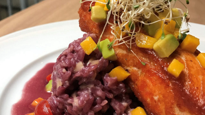 Risotto Morado - feito com suco de Maíz Morado (o milho roxo peruano) e queijo parmesão, acompanhado de filé de salmão grelhado e chalaquita de mangas.