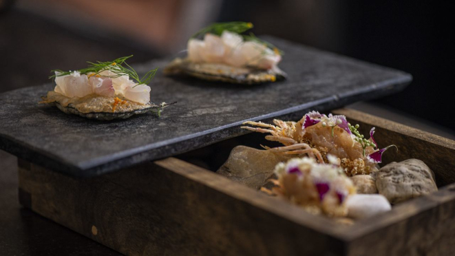  Tempurá de shissô com tartare de robalo (acima) e pata de camarão frita com tartare raspado de robalo com missô e óleo de gergelim picante (abaixo).