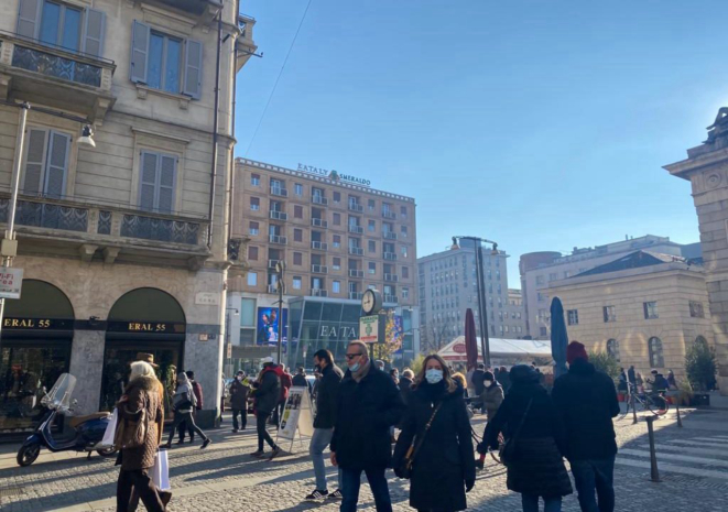 A metrópole italiana reabriu neste domingo de sol  bares e restaurantes até às 18h 