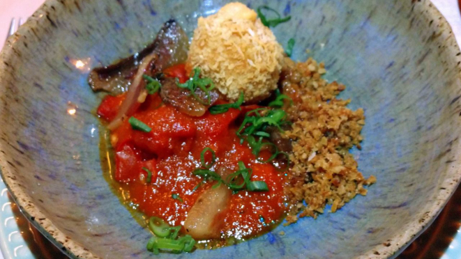 Arancine de ossobuco, servido com molho sugo com guanciale e farofa de cebola. 