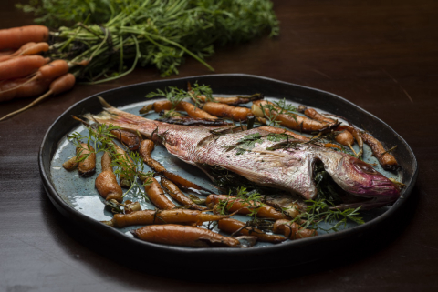 Nunca foi tão fácil fazer um peixe de forno. Um belo pargo e cenouras